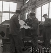 1952, Bydgoszcz, Polska
Pomorskie Zakłady Budowy Maszyn - członkowie brygady Hanki Sawickiej oglądają dokumentację.
Fot. Irena Jarosińska, zbiory Ośrodka KARTA