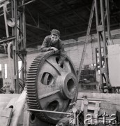1952, Bydgoszcz, Polska
Pomorskie Zakłady Budowy Maszyn - przodownik brygady remontowej Mieczysław Jajów.
Fot. Irena Jarosińska, zbiory Ośrodka KARTA
