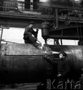 1952, Bydgoszcz, Polska
Pomorskie Zakłady Budowy Maszyn - rozgrzewacz nit, przodownik pracy Józef Czapliński.
Fot. Irena Jarosińska, zbiory Ośrodka KARTA