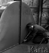 1952, Bydgoszcz, Polska
Pomorskie Zakłady Budowy Maszyn - brygadzista Henyk Musielak nituje
Fot. Irena Jarosińska, zbiory Ośrodka KARTA