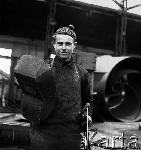 1952, Bydgoszcz, Polska
Pomorskie Zakłady Budowy Maszyn - najmłodszy spawacz Zygmunt Sitarski.
Fot. Irena Jarosińska, zbiory Ośrodka KARTA
