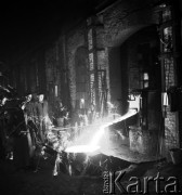 1952, Bydgoszcz, Polska
Pomorskie Zakłady Budowy Maszyn - piecownicy przy pracy, wśród nich Teresiński (210% normy).
Fot. Irena Jarosińska, zbiory Ośrodka KARTA