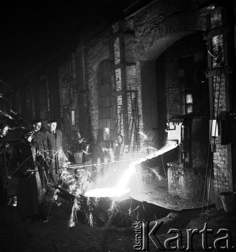 1952, Bydgoszcz, Polska
Pomorskie Zakłady Budowy Maszyn - piecownicy przy pracy, wśród nich Teresiński (210% normy).
Fot. Irena Jarosińska, zbiory Ośrodka KARTA