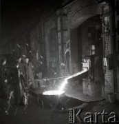 1952, Bydgoszcz, Polska
Pomorskie Zakłady Budowy Maszyn - piecownicy przy pracy, wśród nich Teresiński (210% normy).
Fot. Irena Jarosińska, zbiory Ośrodka KARTA