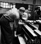 1952, Bydgoszcz, Polska
Pomorskie Zakłady Budowy Maszyn - tokarz Stefan Gadziński (220% normy)
Fot. Irena Jarosińska, zbiory Ośrodka KARTA