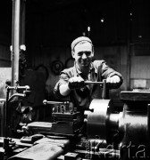 1952, Bydgoszcz, Polska
Pomorskie Zakłady Budowy Maszyn - tokarz Stefan Gadziński (220% normy)
Fot. Irena Jarosińska, zbiory Ośrodka KARTA