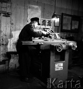 1952, Bydgoszcz, Polska
Pomorskie Zakłady Budowy Maszyn - ślusarz precyzyjny Bronisław Boniek
Fot. Irena Jarosińska, zbiory Ośrodka KARTA