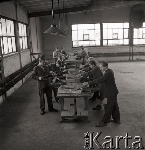 1952, Bydgoszcz, Polska
Pomorskie Zakłady Budowy Maszyn - praktykanci na zajęciach warsztatowych
Fot. Irena Jarosińska, zbiory Ośrodka KARTA