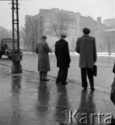 lata 50-te, Warszawa, Polska
Na przystanku na trasie W-Z przy ul. gen. Karola Świerczewskiego
Fot. Irena Jarosińska, zbiory Ośrodka KARTA