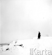 lata 50-te, Warszawa, Polska
Zbigniew Dłubak fotografuje statek na Bielanach
Fot. Irena Jarosińska, zbiory Ośrodka KARTA