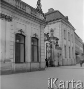 lata 50-te, Warszawa, Polska
Brama Pałacu Potockich przy ul. Krakowskie Przedmieście 15
Fot. Irena Jarosińska, zbiory Ośrodka KARTA