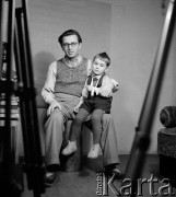 lata 50-te, Warszawa, Polska
Fotograf Zbigniew Dłubak z Markiem - synem Ireny Jarosińskiej
Fot. Irena Jarosińska, zbiory Ośrodka KARTA