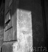 lata 50-te, Warszawa, Polska
Rysunki na murze przy bramie kamienicy przy ul. Świerczewskiego 61
Fot. Irena Jarosińska, zbiory Ośrodka KARTA