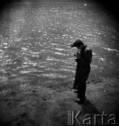 1950, Nowa Wieś, Polska
Fotograf Zbigniew Dłubak nad brzegiem Wisły.
Fot. Irena Jarosińska, zbiory Ośrodka KARTA