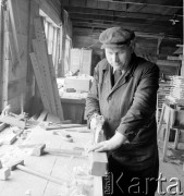 1952, Warszawa, Polska
Warsztat stolarski na Okęciu – robotnik hebluje drewno.
Fot. Irena Jarosińska, zbiory Ośrodka KARTA