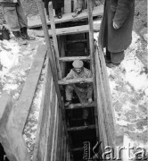 1951-1953, Warszawa, Polska
Marszałkowska Dzielnica Mieszkaniowa - robotnik wchodzi w głąb wykopu.
Fot. Irena Jarosińska, zbiory Ośrodka KARTA