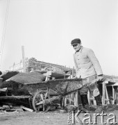 1951-1953, Warszawa, Polska
Marszałkowska Dzielnica Mieszkaniowa - robotnik z taczką.
Fot. Irena Jarosińska, zbiory Ośrodka KARTA