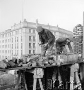 1951-1953, Warszawa, Polska
Marszałkowska Dzielnica Mieszkaniowa - murarze na rusztowaniu.
Fot. Irena Jarosińska, zbiory Ośrodka KARTA