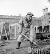 lata 50-te, Warszawa, Polska
Marszałkowska Dzielnica Mieszkaniowa - robotnik ładuje cement na taczkę.
Fot. Irena Jarosińska, zbiory Ośrodka KARTA