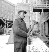 1951-1953, Warszawa, Polska
Marszałkowska Dzielnica Mieszkaniowa - robotnik na placu budowy
Fot. Irena Jarosińska, zbiory Ośrodka KARTA