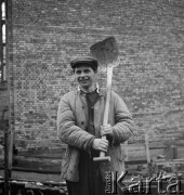 marzec 1952, Warszawa, Polska
Marszałkowska Dzielnica Mieszkaniowa (MDM) - robotnik na placu budowy.
Fot. Irena Jarosińska, zbiory Ośrodka KARTA