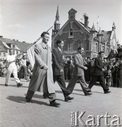 1.05.1954, Starogard Gdański, Polska
Pochód pierwszomajowy - przez starogardzki rynek przechodzą oficjele
Fot. Irena Jarosińska, zbiory Ośrodka KARTA