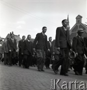 1.05.1954, Starogard Gdański, Polska
Pochód pierwszomajowy - przez starogardzki rynek przechodzą oficjele
Fot. Irena Jarosińska, zbiory Ośrodka KARTA