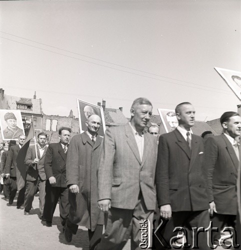 1.05.1954, Starogard Gdański, Polska
Pochód pierwszomajowy.
Fot. Irena Jarosińska, zbiory Ośrodka KARTA