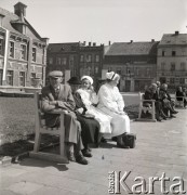 1.05.1954, Starogard Gdański, Polska
Mieszkańcy miasta obserwują pochód pierwszomajowy.
Fot. Irena Jarosińska, zbiory Ośrodka KARTA