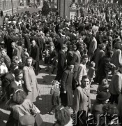 1.05.1954, Starogard Gdański, Polska
Mieszkańcy miasta obserwują pochód pierwszomajowy.
Fot. Irena Jarosińska, zbiory Ośrodka KARTA