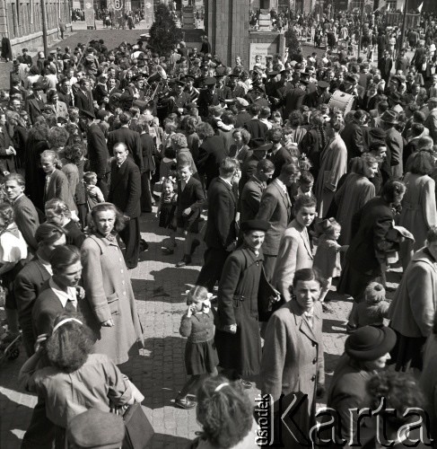 1.05.1954, Starogard Gdański, Polska
Mieszkańcy miasta obserwują pochód pierwszomajowy.
Fot. Irena Jarosińska, zbiory Ośrodka KARTA