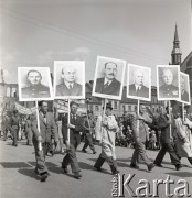 1.05.1954, Starogard Gdański, Polska
Pochód pierwszomajowy - mężczyźni przechodzą przez starogardzki rynek z portretami Nikołaja Bułganina, Ławrientija Beri, Łazara Kaganowicza, Nikity Chruszczowa, Klimenta Woroszyłowa, Wiaczesława Mołotowa.
Fot. Irena Jarosińska, zbiory Ośrodka KARTA