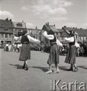 1.05.1954, Starogard Gdański, Polska
Pochód pierwszomajowy - na starogardzkim rynku tańczy zespół ludowy.
Fot. Irena Jarosińska, zbiory Ośrodka KARTA