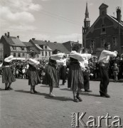 1.05.1954, Starogard Gdański, Polska
Pochód pierwszomajowy - na starogardzkim rynku tańczy zespół ludowy.
Fot. Irena Jarosińska, zbiory Ośrodka KARTA