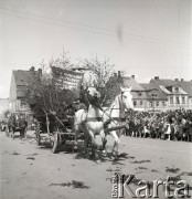 1.05.1954, Starogard Gdański, Polska
Zaprzęgi konne w pochodzie pierwszomajowym.
Fot. Irena Jarosińska, zbiory Ośrodka KARTA