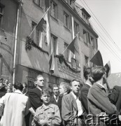 1.05.1954, Starogard Gdański, Polska
Mieszkańcy miasta obserwują pochód pierwszomajowy.
Fot. Irena Jarosińska, zbiory Ośrodka KARTA