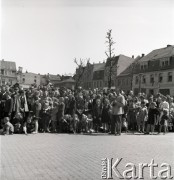 1.05.1954, Starogard Gdański, Polska
Mieszkańcy miasta obserwują pochód pierwszomajowy. Na pierwszym planie fotograf Zbigniew Dłubak.
Fot. Irena Jarosińska, zbiory Ośrodka KARTA