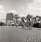 1.05.1954, Starogard Gdański, Polska
Pochód pierwszomajowy - na starogardzkim rynku tańczy zespół ludowy.
Fot. Irena Jarosińska, zbiory Ośrodka KARTA