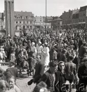 1.05.1954, Starogard Gdański, Polska
Mieszkańcy miasta obserwują pochód pierwszomajowy.
Fot. Irena Jarosińska, zbiory Ośrodka KARTA