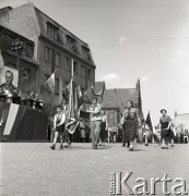1.05.1954, Starogard Gdański, Polska
Pochód pierwszomajowy - przy trybunie honorowej przechodzi młodzież.
Fot. Irena Jarosińska, zbiory Ośrodka KARTA
