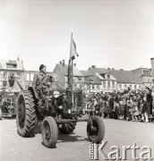 1.05.1954, Starogard Gdański, Polska
Traktorzysta w pochodzie pierwszomajowym.
Fot. Irena Jarosińska, zbiory Ośrodka KARTA