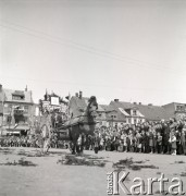 1.05.1954, Starogard Gdański, Polska
Zaprzęg konny z transprentem „Zjednoczmy siły narodu polskiego , umacniajmy nieustannie szeregi Frontu Narodowego w walce o plan 6-letni” i portretem Bolesława Bieruta w pochodzie pierwszomajowym.
Fot. Irena Jarosińska, zbiory Ośrodka KARTA