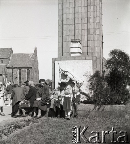 1.05.1954, Starogard Gdański, Polska
Mieszkańcy miasta obserwują pochód pierwszomajowy.
Fot. Irena Jarosińska, zbiory Ośrodka KARTA