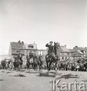 1.05.1954, Starogard Gdański, Polska
Kawaleria Ludowego Wojska Polskiego w pochodzie pierwszomajowym.
Fot. Irena Jarosińska, zbiory Ośrodka KARTA