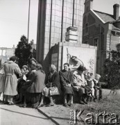 1.05.1954, Starogard Gdański, Polska
Mieszkańcy miasta obserwują pochód pierwszomajowy.
Fot. Irena Jarosińska, zbiory Ośrodka KARTA