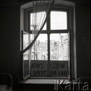 1.05.1954, Starogard Gdański, Polska
Starogardzki rynek w dniu pochodu pierwszomajowego - widok z okna.
Fot. Irena Jarosińska, zbiory Ośrodka KARTA