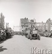 1.05.1954, Starogard Gdański, Polska
Traktor i pracownicy POM-u z Żabna w pochodzie pierwszomajowym.
Fot. Irena Jarosińska, zbiory Ośrodka KARTA