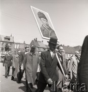 1.05.1954, Starogard Gdański, Polska
Mieszkańcy na pochodzie pierwszomajowym; jeden z nich niesie portret Ludwika Waryńskiego.
Fot. Irena Jarosińska, zbiory Ośrodka KARTA