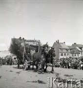 1.05.1954, Starogard Gdański, Polska
Przedstawiciele Spółdzielni Pracy Koteże w pochodzie pierwszomajowym
Fot. Irena Jarosińska, zbiory Ośrodka KARTA