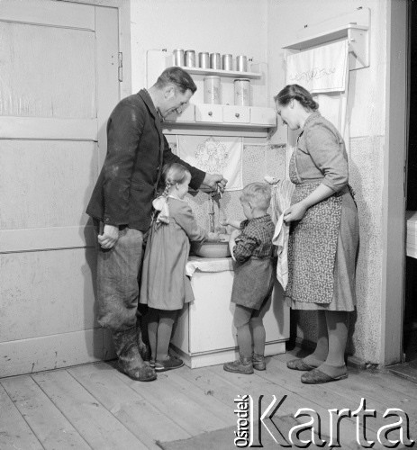 1953, Kokoszkowy, Polska
Oborowy z Rolniczego Zespołu Spółdzielni 